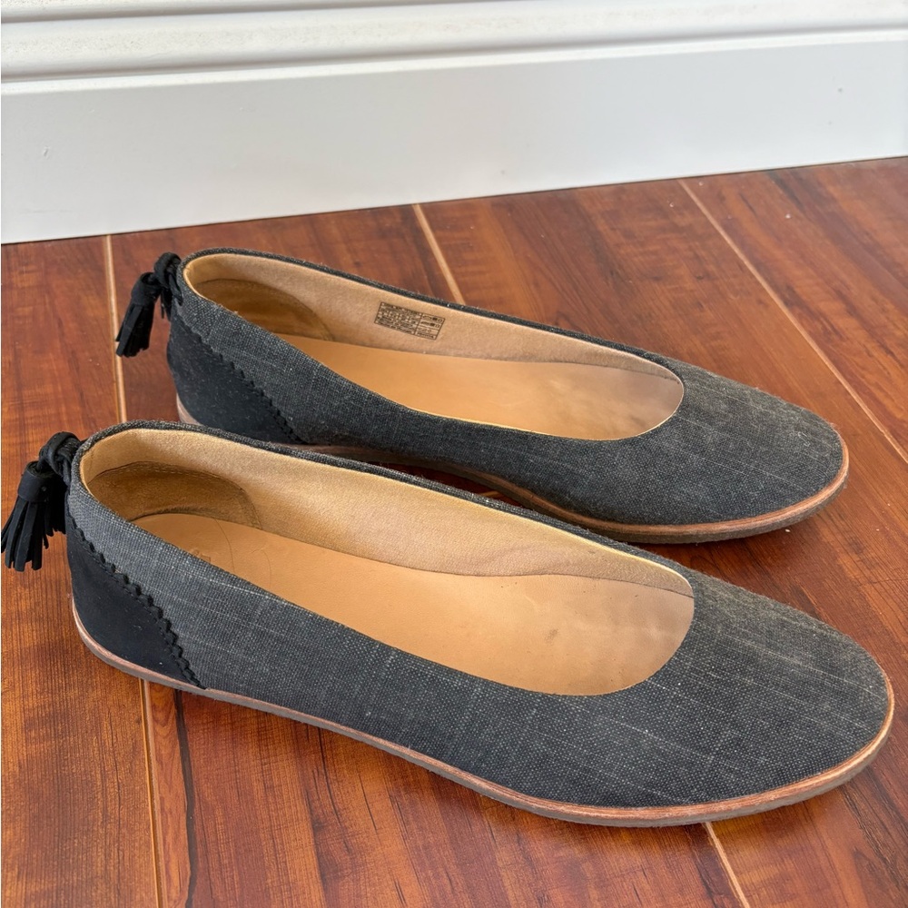 UGG Tweed Flats with Back Tassel Size 9